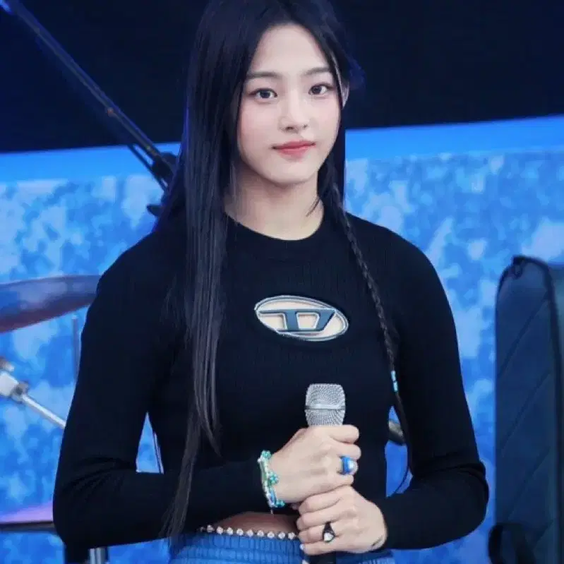 뉴진스 민지 착용 ) 디젤 컷아웃 메탈 맨투맨 니트 판매 Diesel