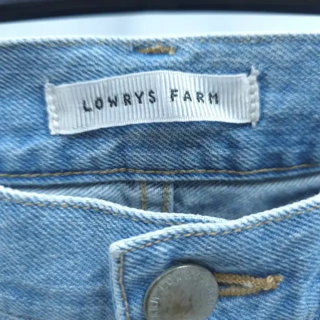 LOWRYS FARM 로리즈팜 디스트로이드워싱 테이퍼드 데님팬츠 C117