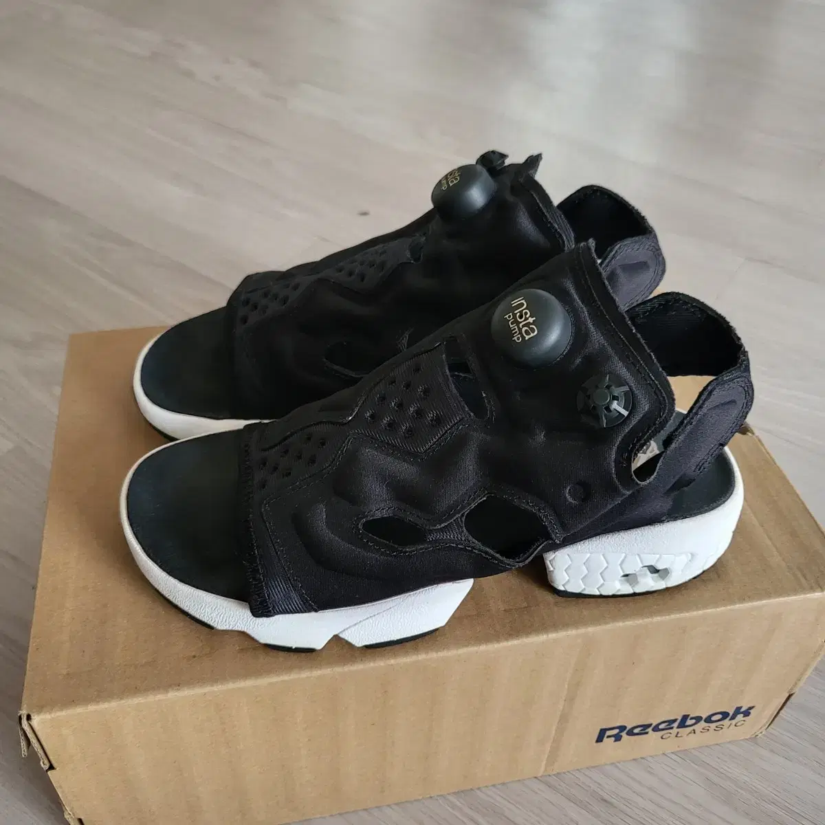 Reebok Instapump Fury sandals (230)