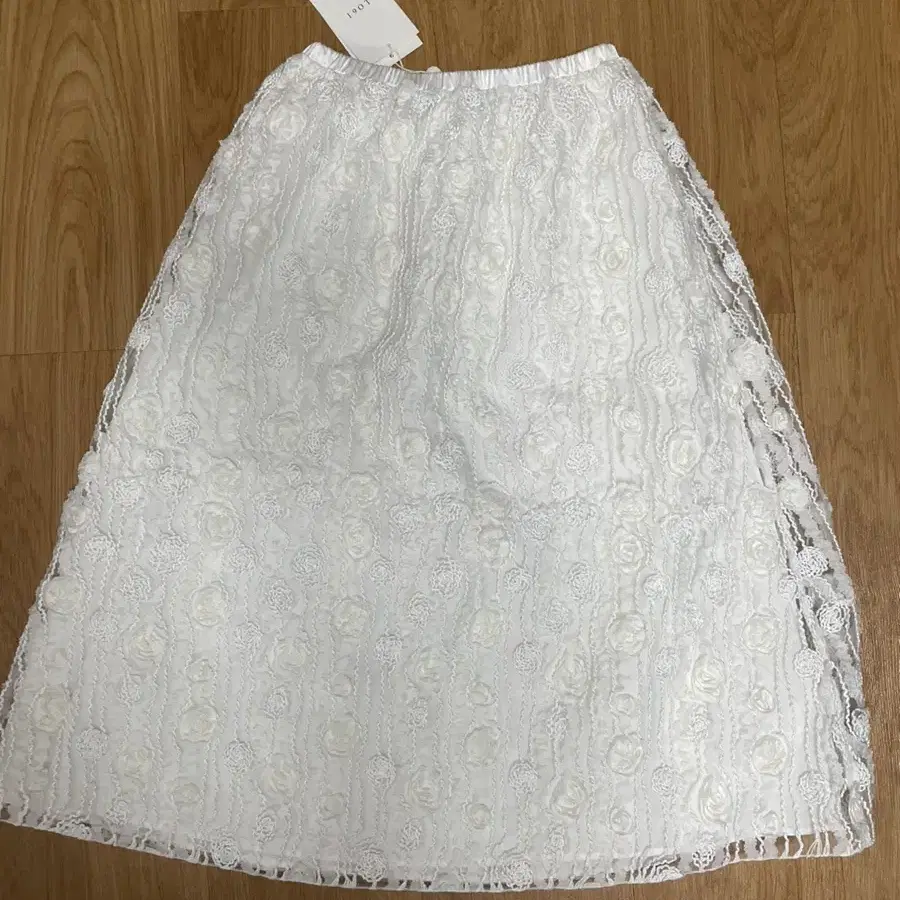 새상품) lo61 Uki Embroidery Skirt in White