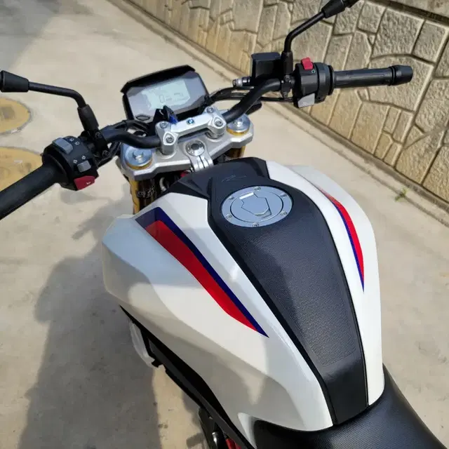 22년식 BMW G310R 화이트 판매