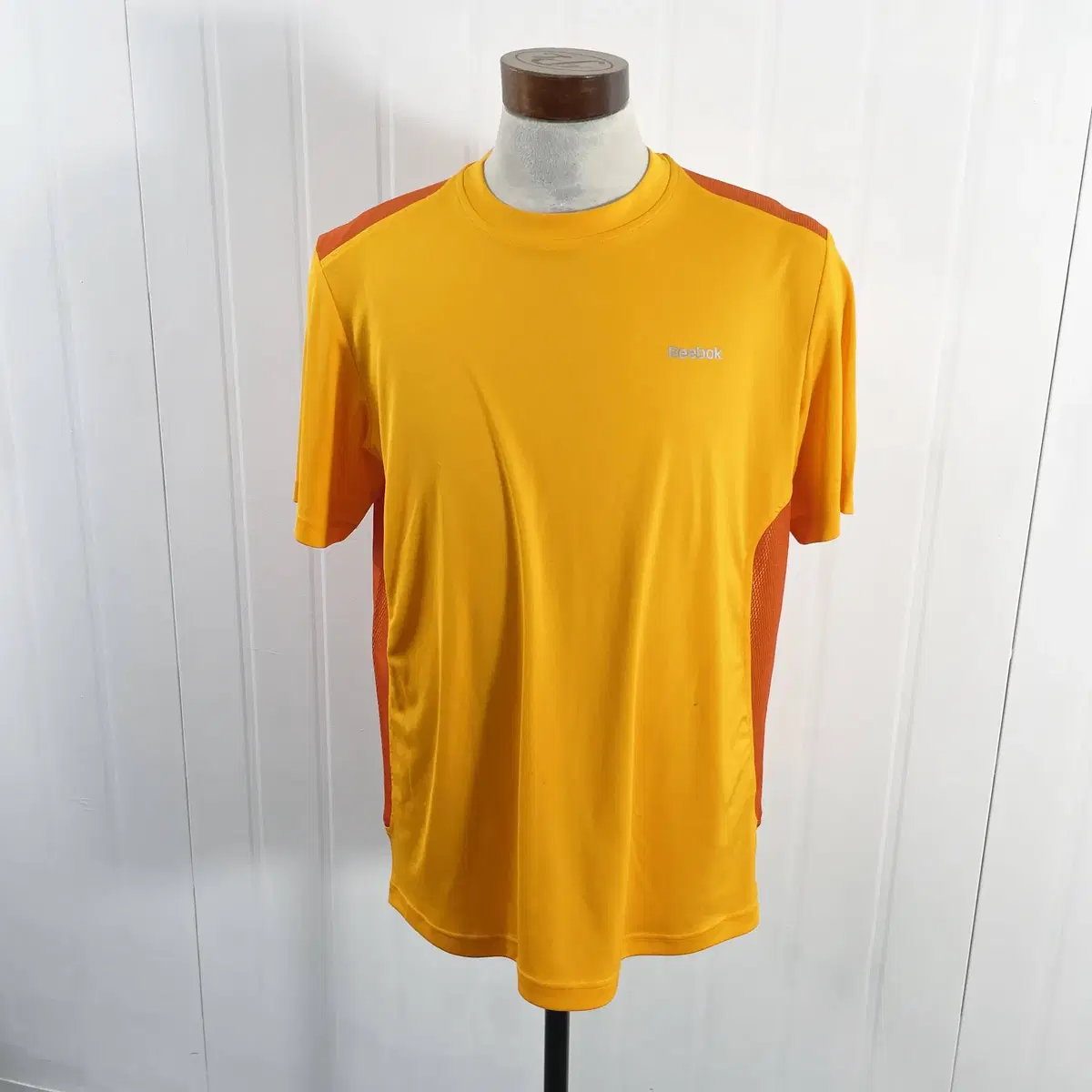 D1 Reebok Sport Short Sleeve Shirt 105 size 105