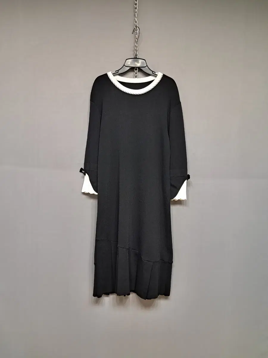 Ribbon sleeve hem pleated knit dress