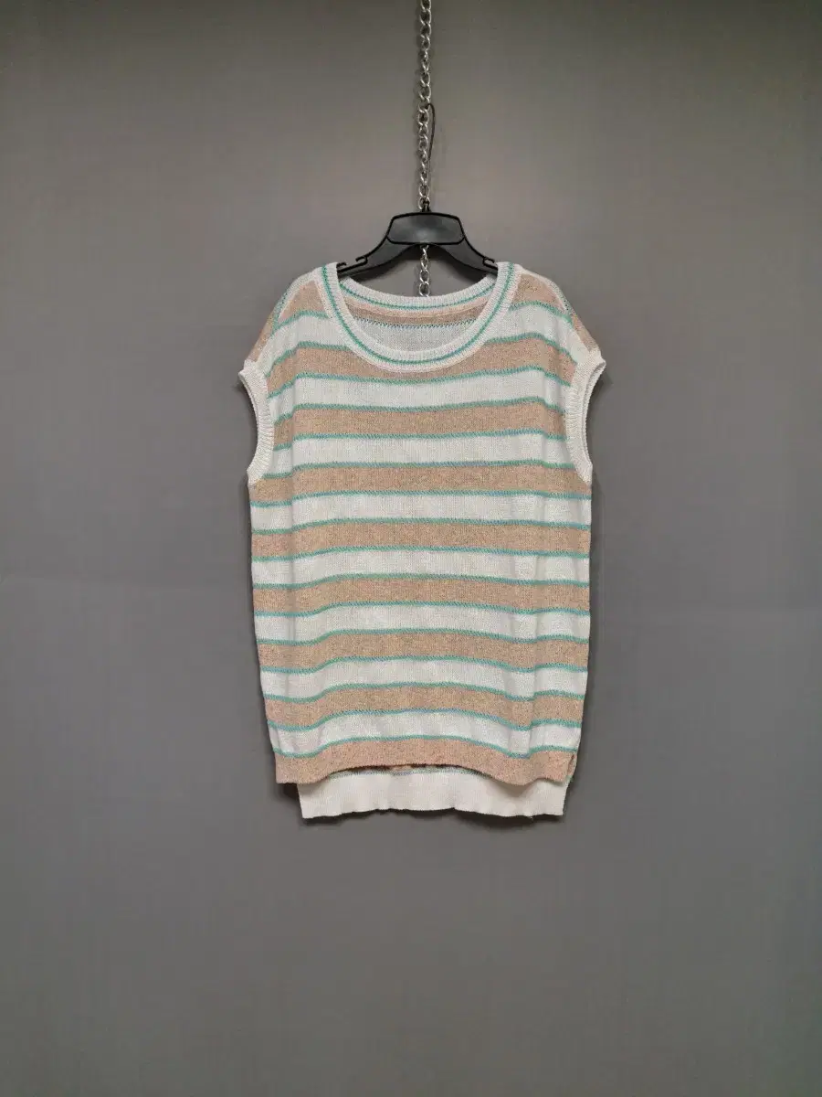 Loose, sleeveless knit