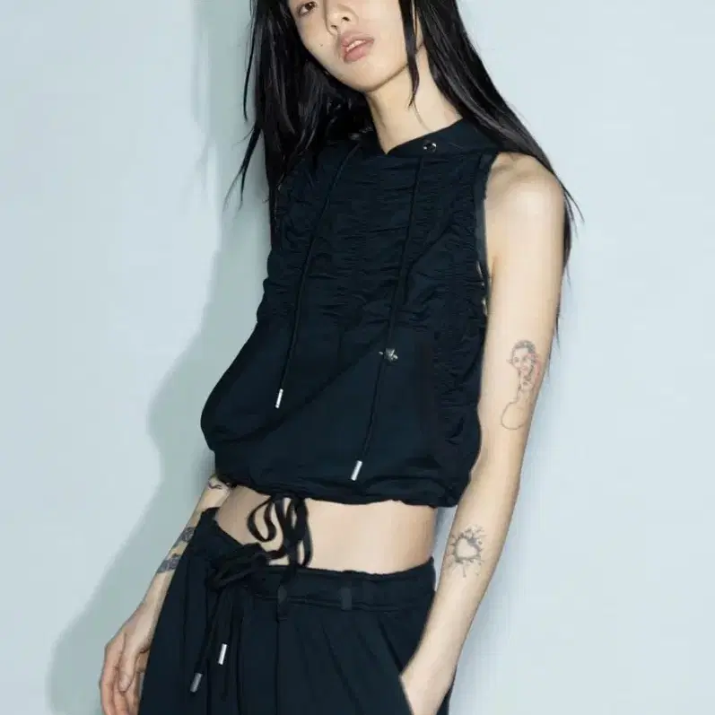 김미더영 SHIRRING HOOD SLEEVELES 블랙