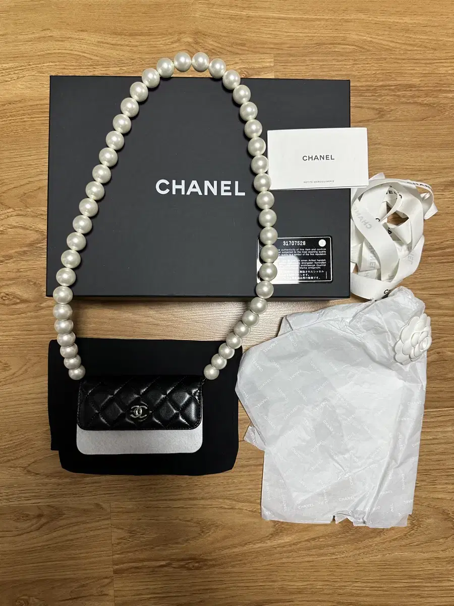 Chanel) Pearl strap mini in pearl and calfskin