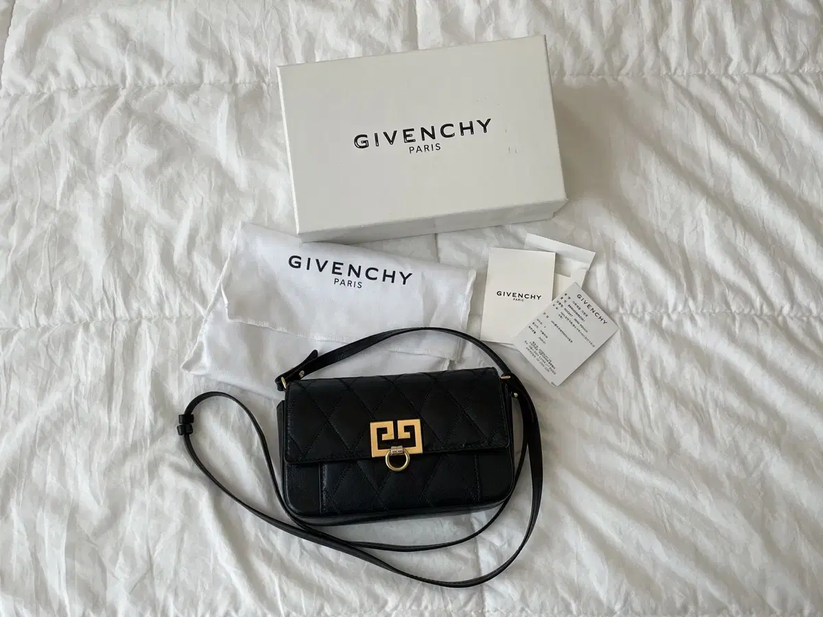 (Givenchy/discontinued/135,000 won)Quilted leather mini pocket bag in black cross and tote