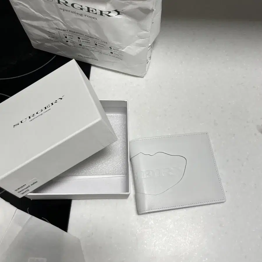 써저리 destroyed logo wallet white