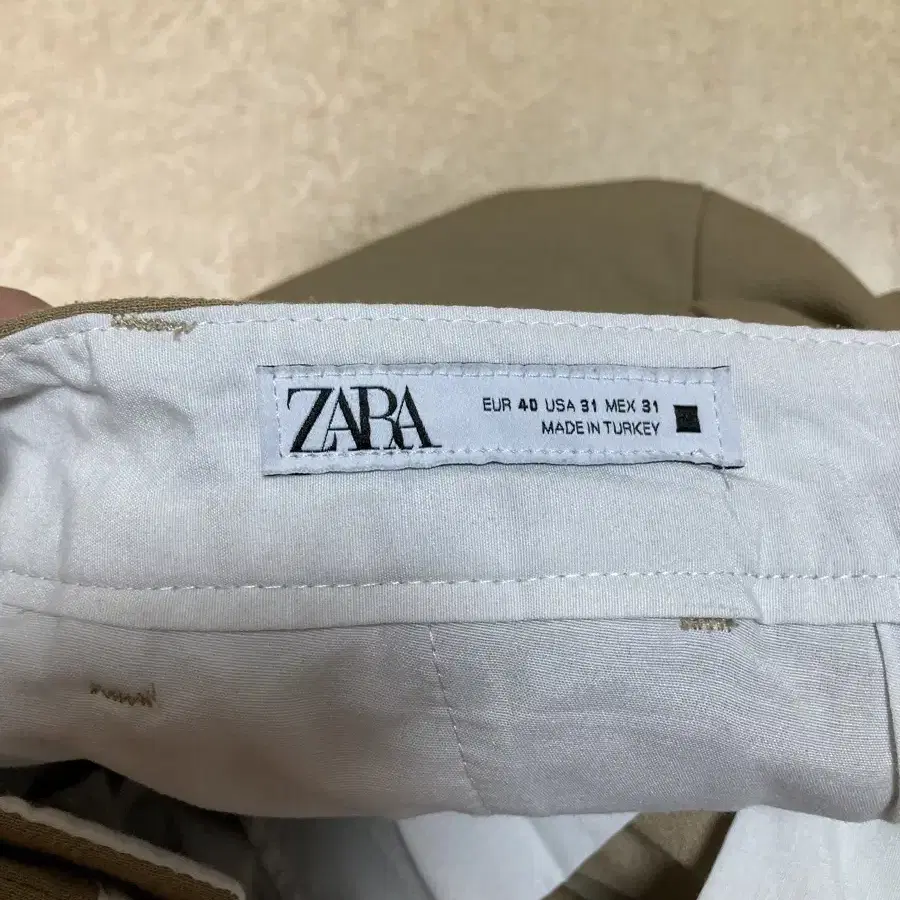 ZARA 펀턱 디테일 컴포트 팬츠