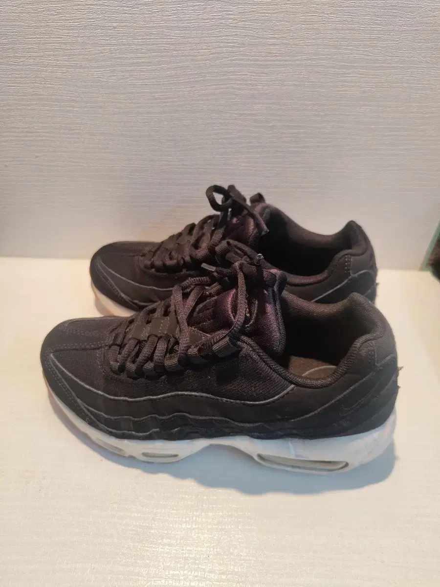 230) Nike Max 95 Black sells