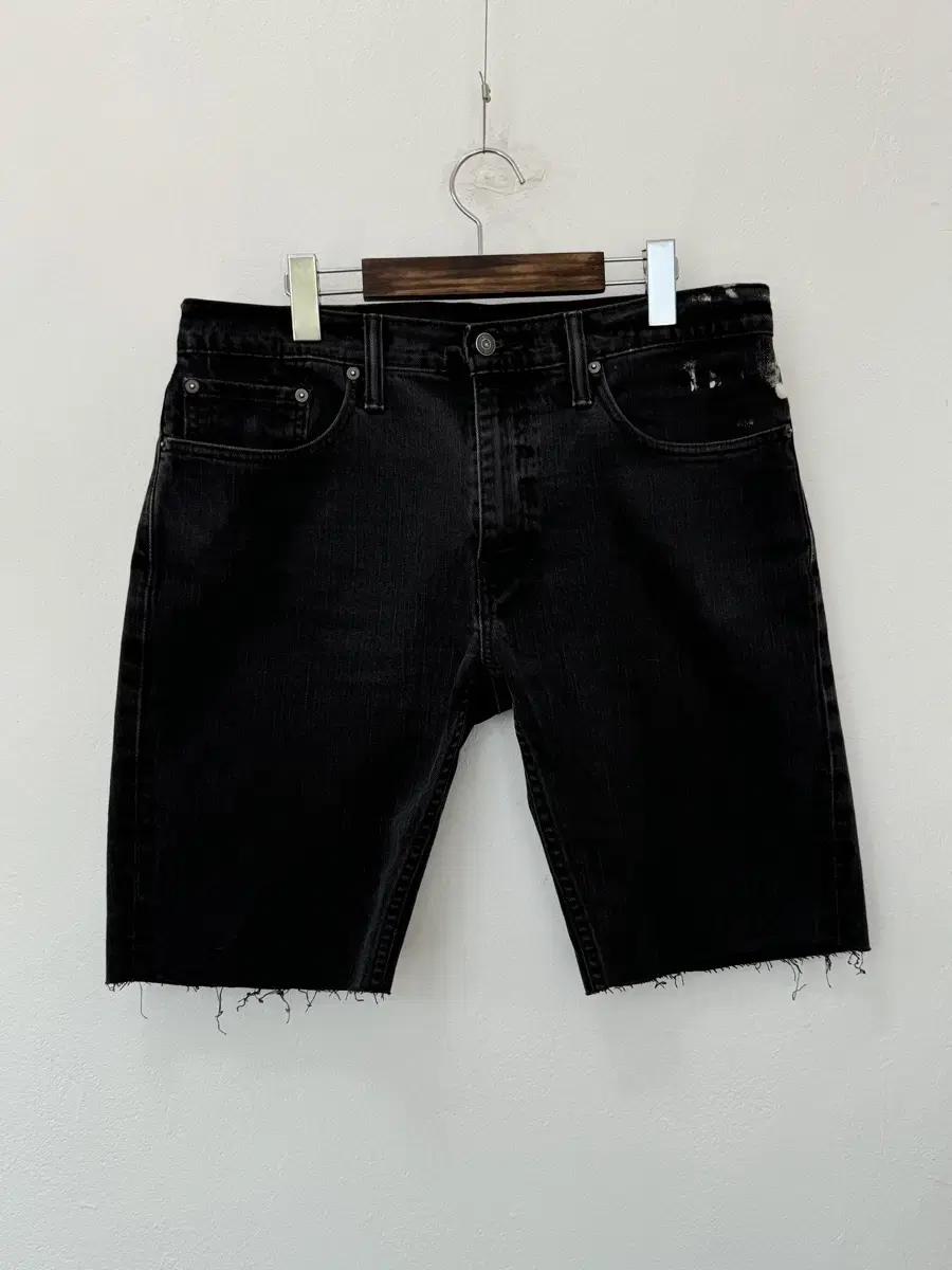 [0199] Levis Levis 559 black and blue vahn 33