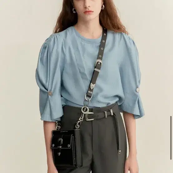 앤더슨벨 SALLY DETACHABLE RUCHED SHOULDER BL