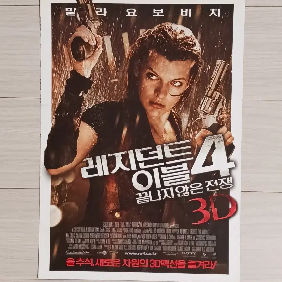 밀라요보비치 레지던트이블4:끝나지않은전쟁3D(2010년)전단지 (2단)