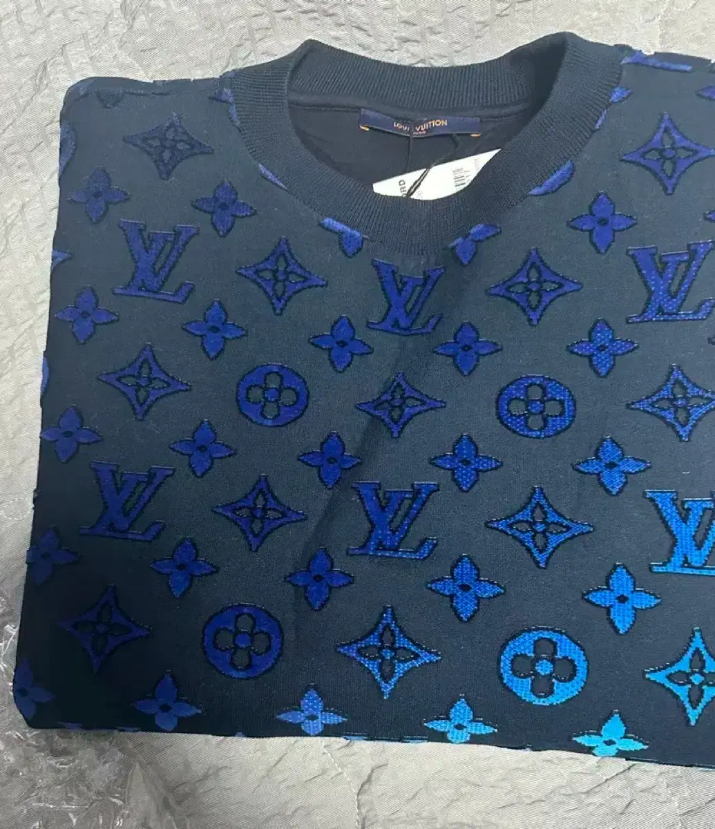 Genuine) Louis Vuitton Gradient Man to Man