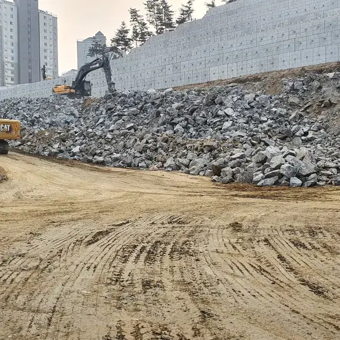 흙 마사토 골재 조경석 발파석 축대용돌 쇄석골재 순환골재