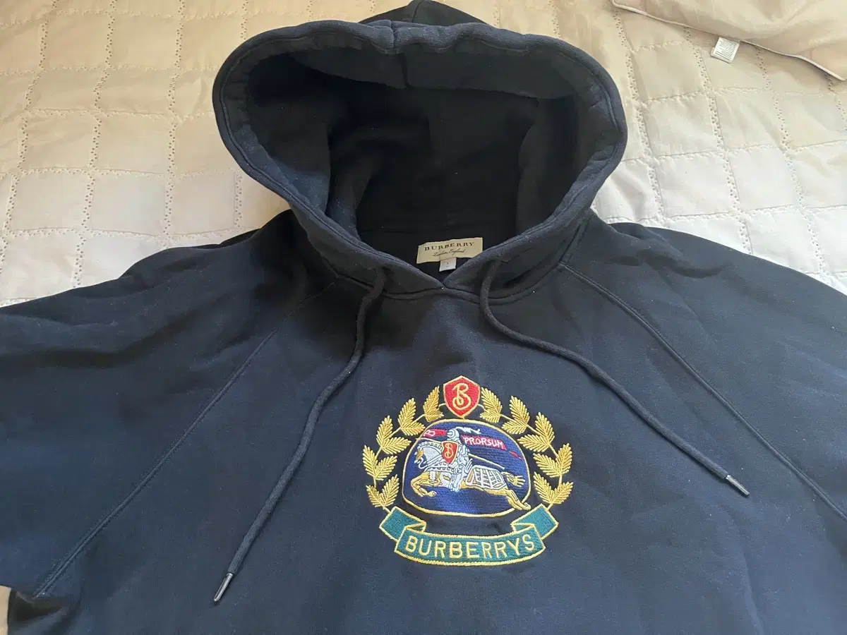 Burberry Archive Crested Laurel Hooded Sweat sell.