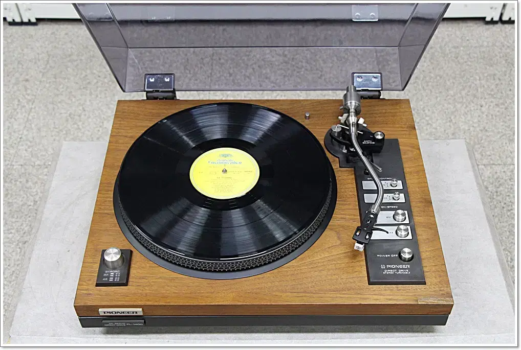 Pioneer (Japan) Class A Manual Direct Turntable PL-1400