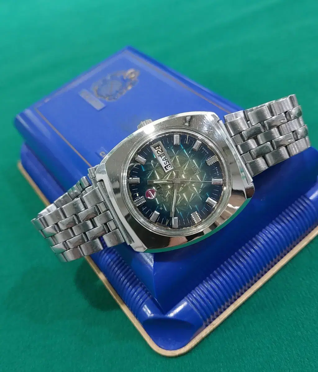 PriceFinal Rado Automatic Watch Blue-Green Gradient Round Square N19