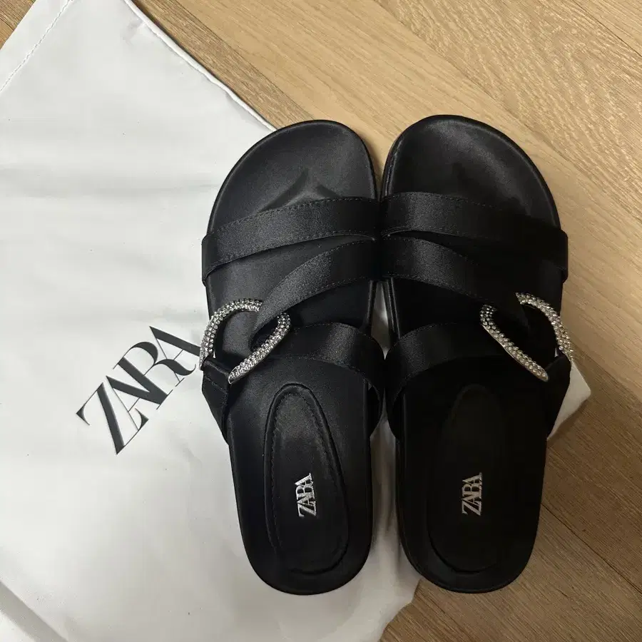 ZARA 글리터 장식 플랫 샌들