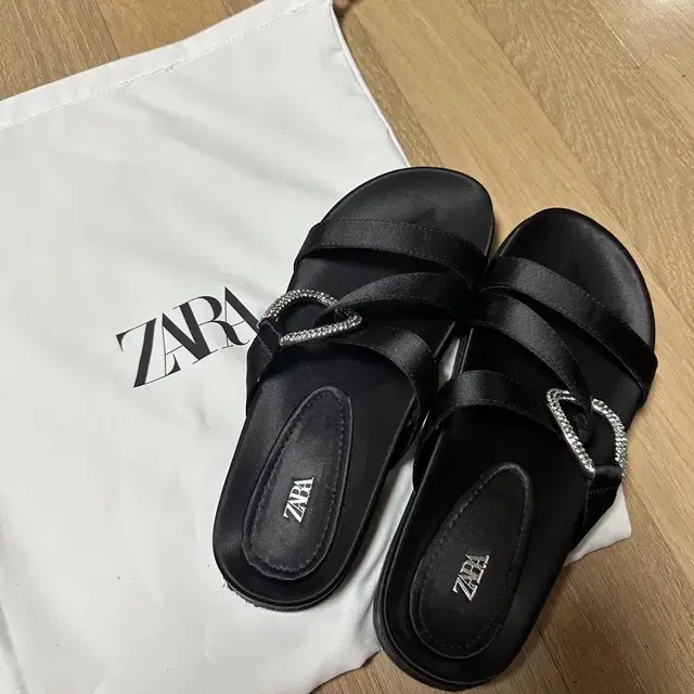 ZARA 글리터 장식 플랫 샌들