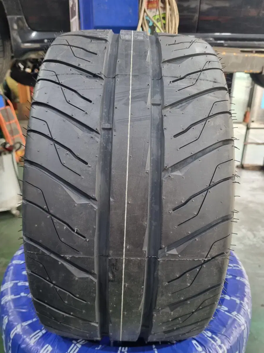 accelera 351sport GD 신제품 265/35R18 타이어입고