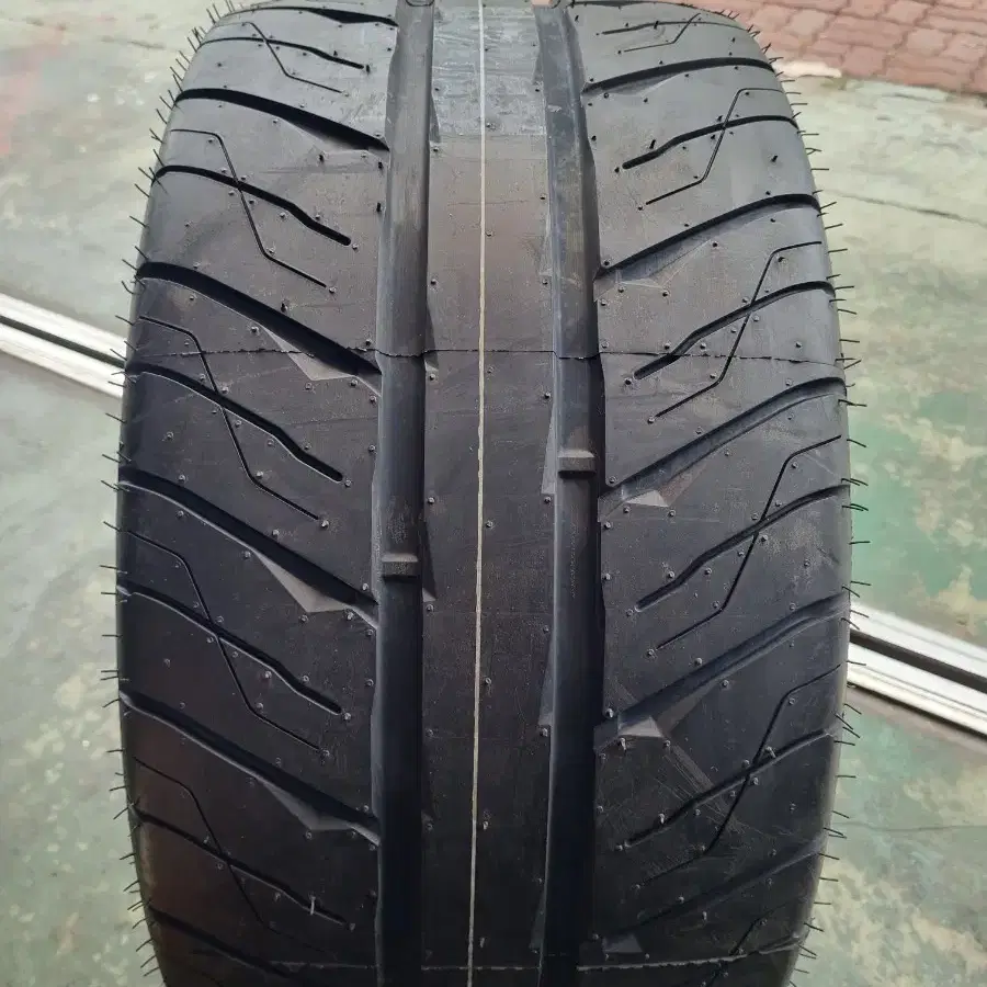 accelera 351sport GD 신제품 265/35R18 타이어입고