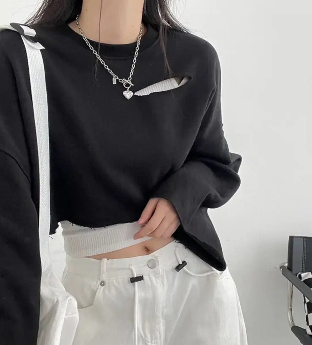 Cutting Point Crop Overfit Wide T-Shirt in Black