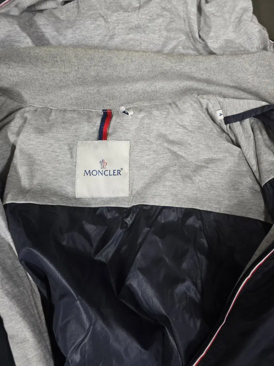 몽클레어 후디 점퍼 Moncler