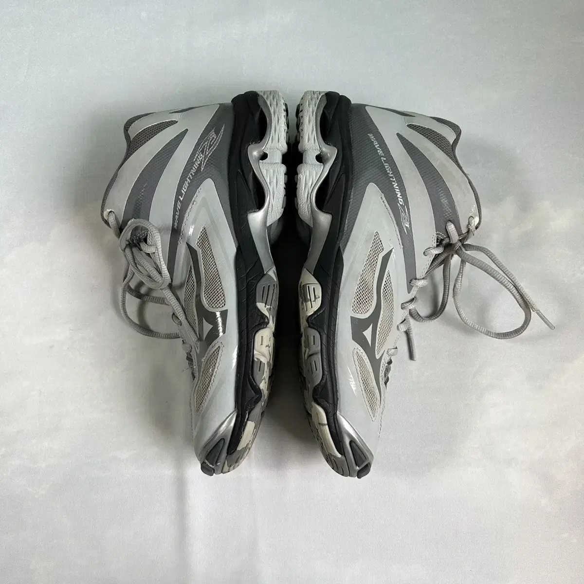 Mizuno wave lightning z3 mid 245