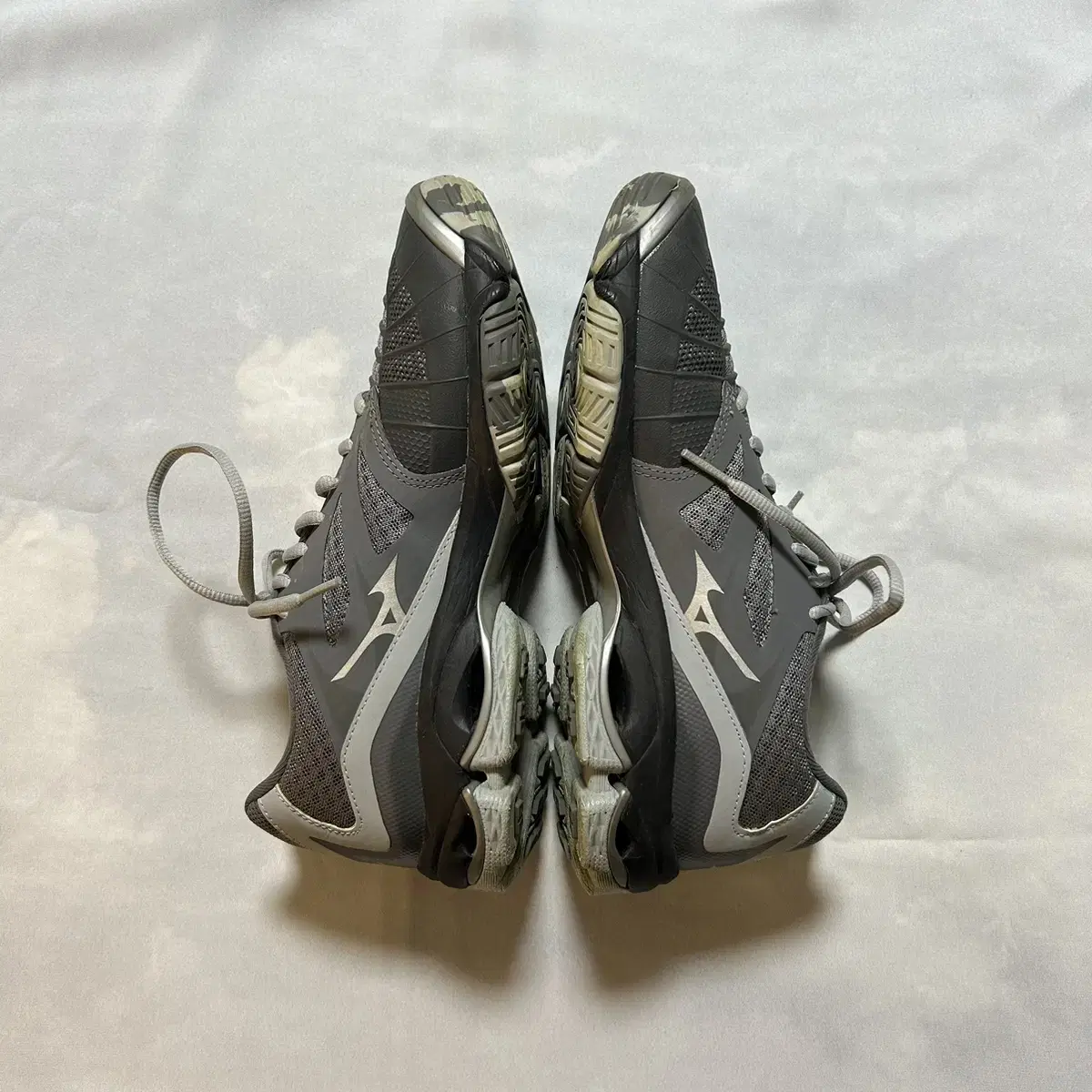 Mizuno wave lightning z3 grey 250