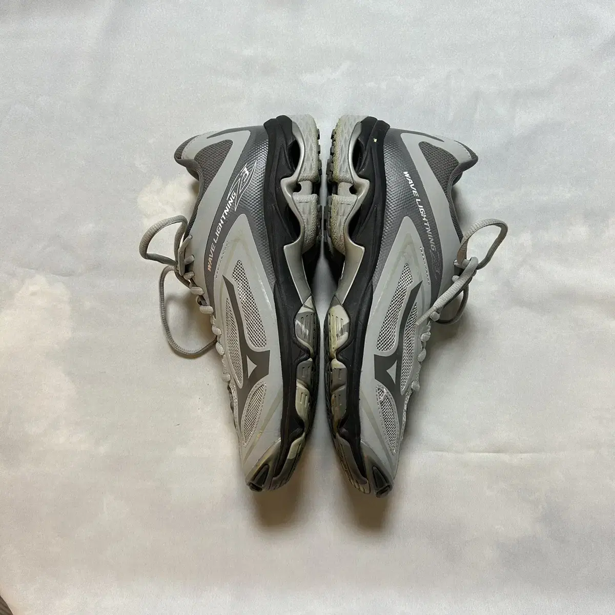 Mizuno wave lightning z3 grey 250