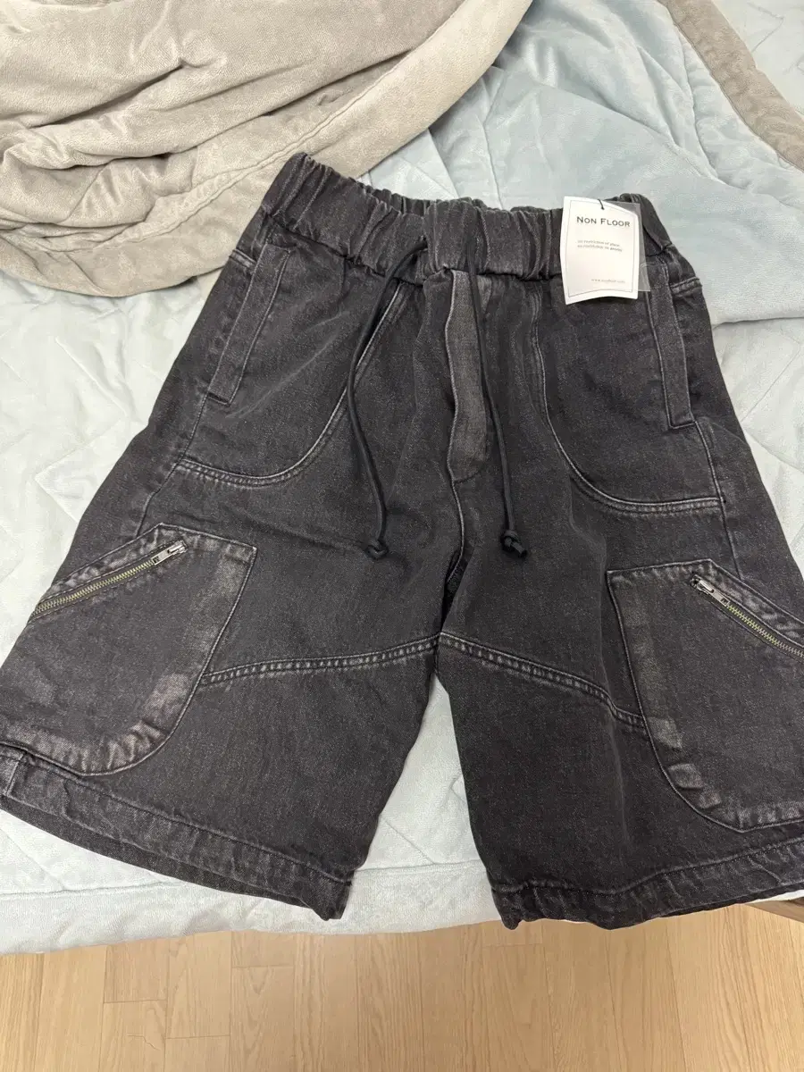 Non-Floor Bermuda Pants