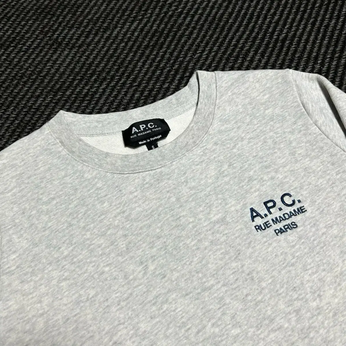 [ S ] A.P.C 아페쎄 그레이 자수로고 그레이 라운드 맨투맨