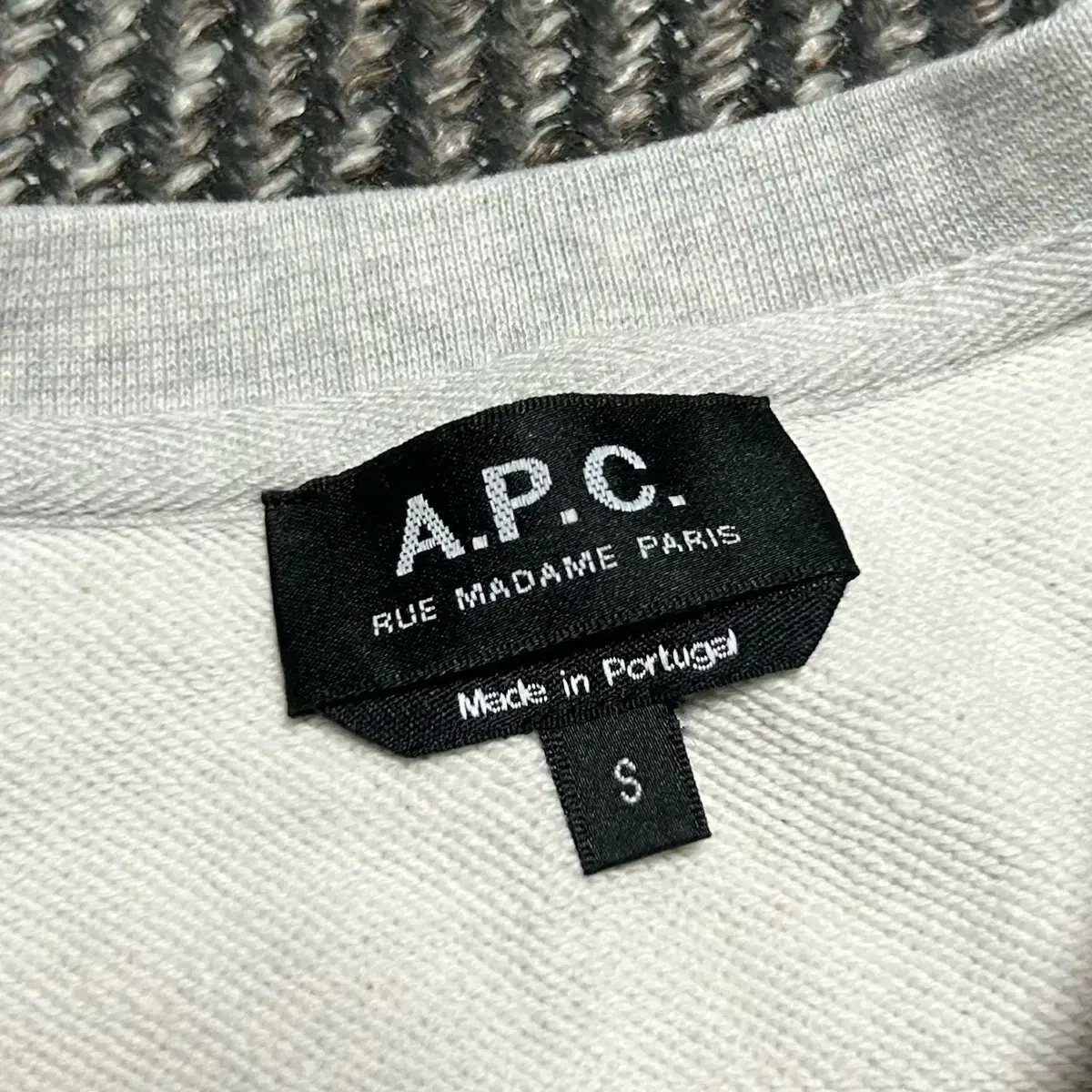 [ S ] A.P.C 아페쎄 그레이 자수로고 그레이 라운드 맨투맨