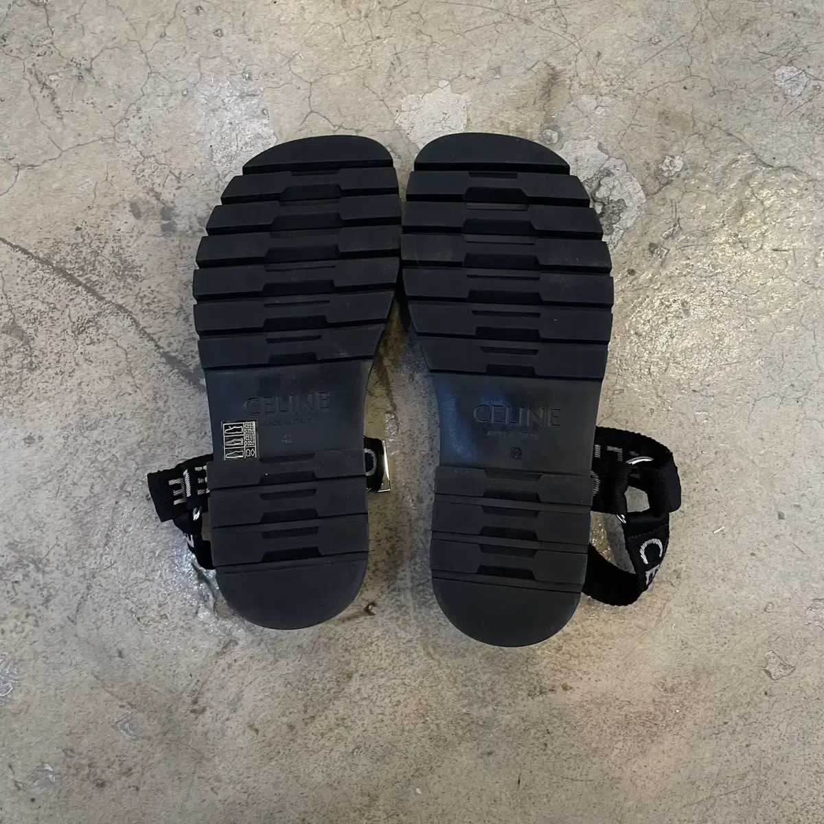 셀린느 LEO STRAPPY SANDAL