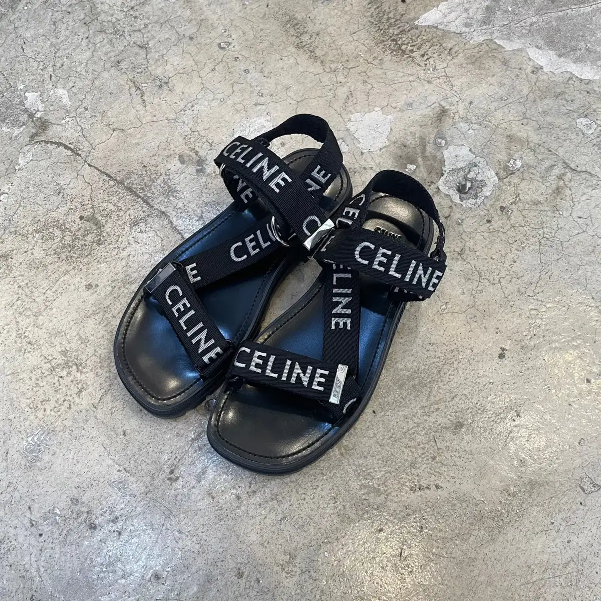 셀린느 LEO STRAPPY SANDAL