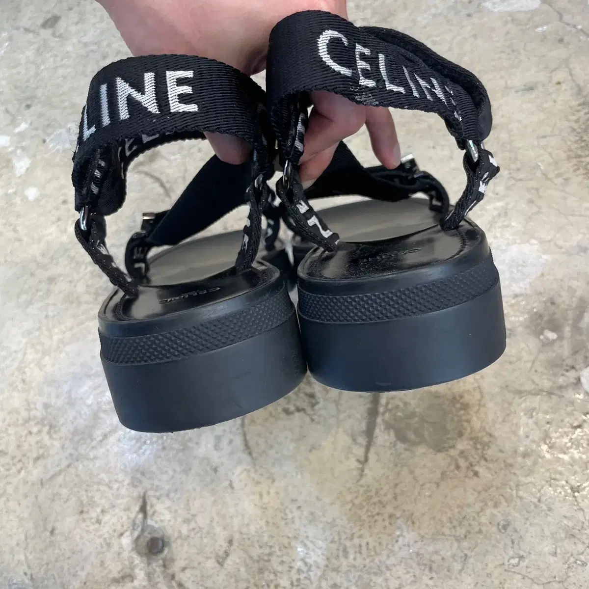 셀린느 LEO STRAPPY SANDAL