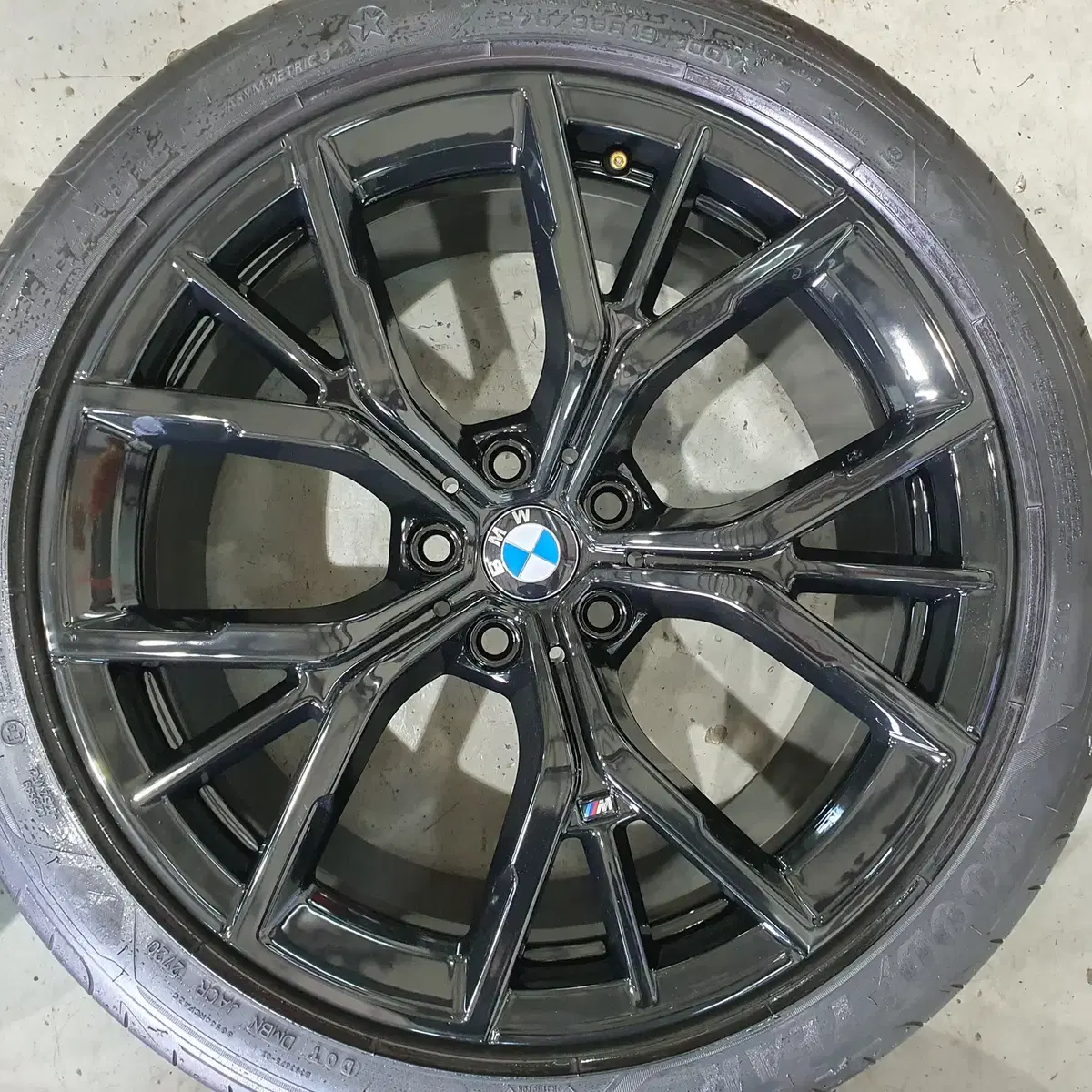 845M BMW G30 5시리즈 19인치 블랙 휠타이어