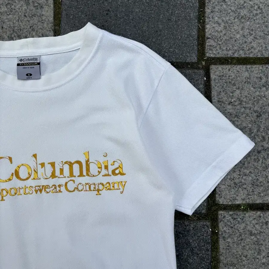 Columbia japan Titanium 카모플라쥬 로고 타셔츠