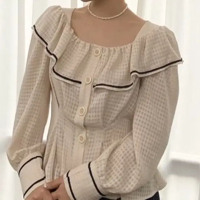 살롱드욘 러플 카라 블라우스_ 아이보리 [Ruffle Collar Blo