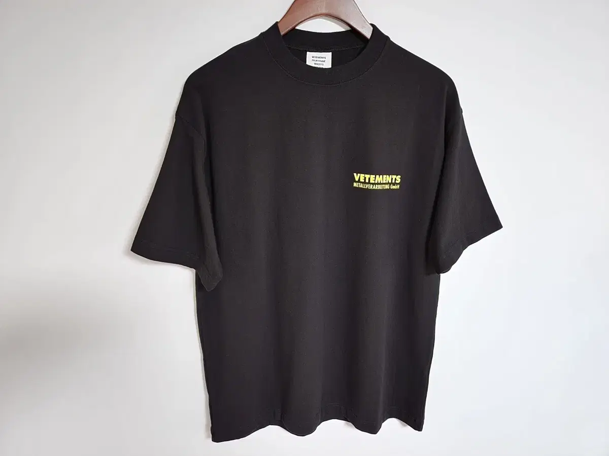 [S] Vetements Metal Logo Short Sleeve T-Shirt WSS18TR600