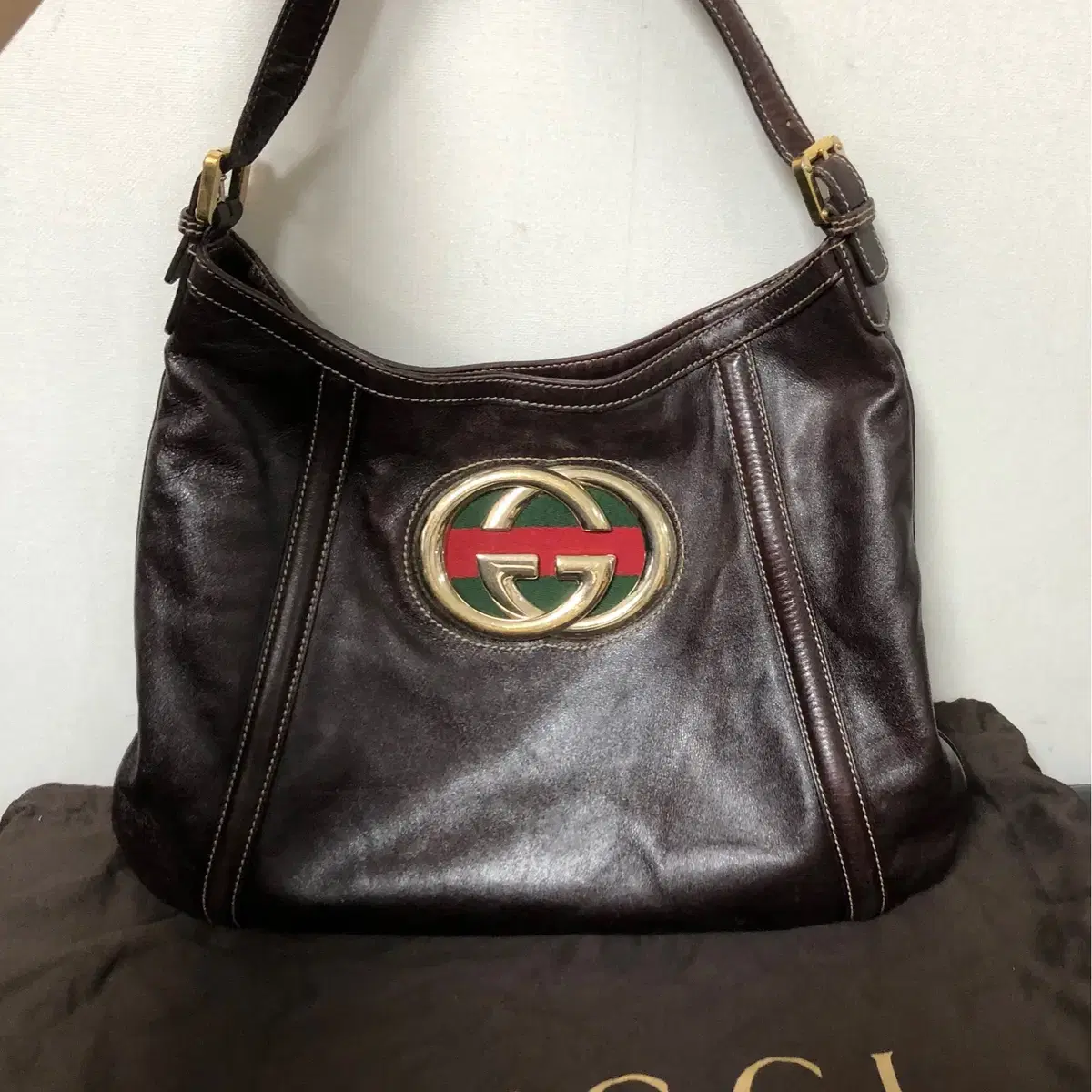 Gucci(구찌) 레더 금장 로고 호보백 정품입니다 가죽숄더백