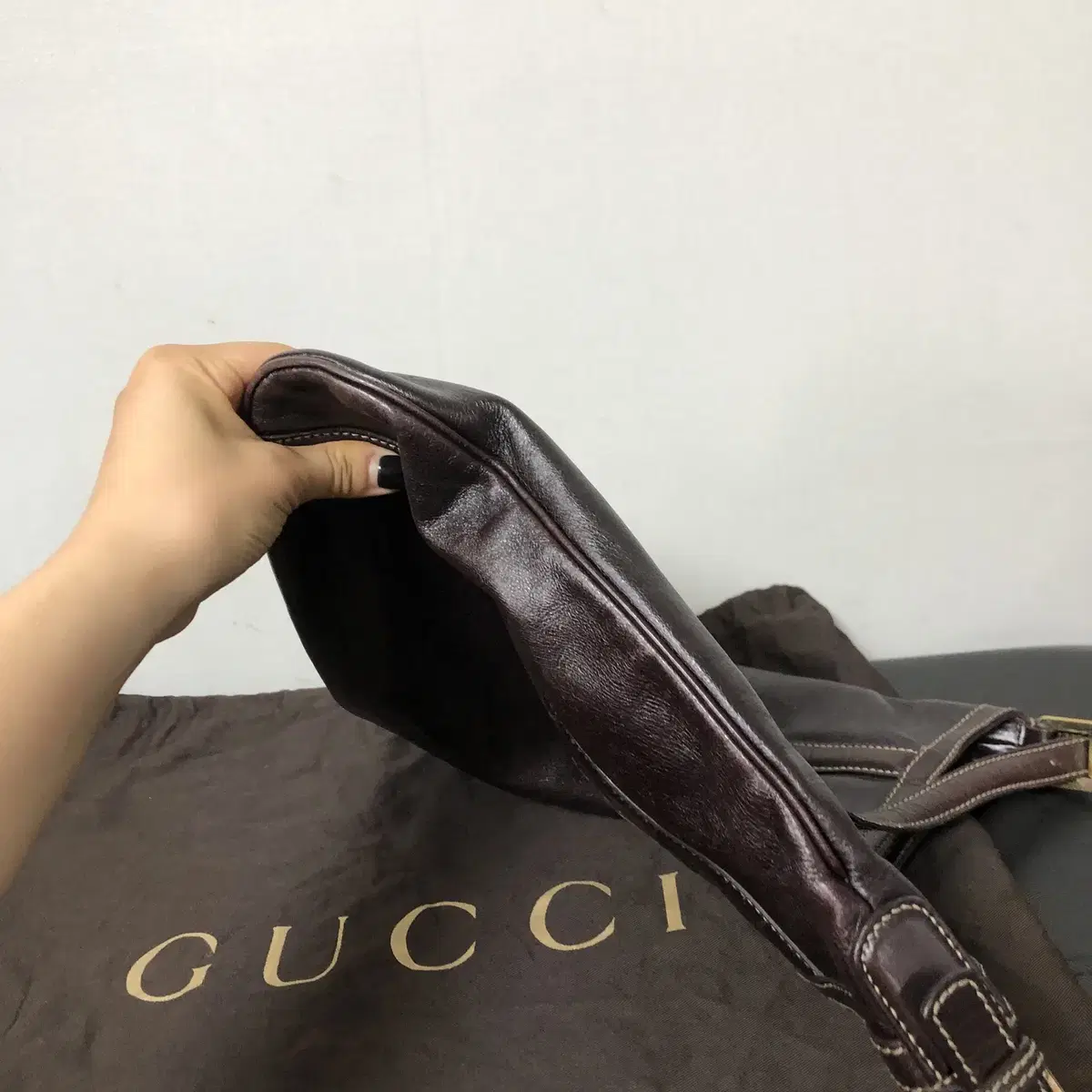 Gucci(구찌) 레더 금장 로고 호보백 정품입니다 가죽숄더백