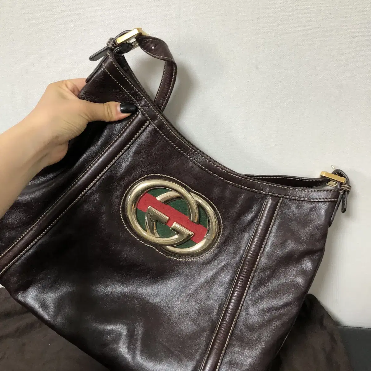 Gucci(구찌) 레더 금장 로고 호보백 정품입니다 가죽숄더백