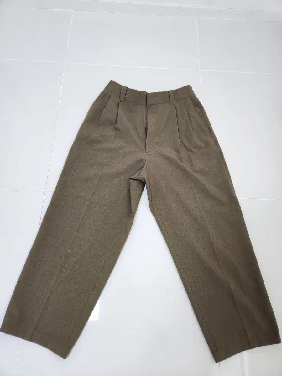 Wardrobe clearance Uniqlo Khaki cotton wide-legged slacks size M