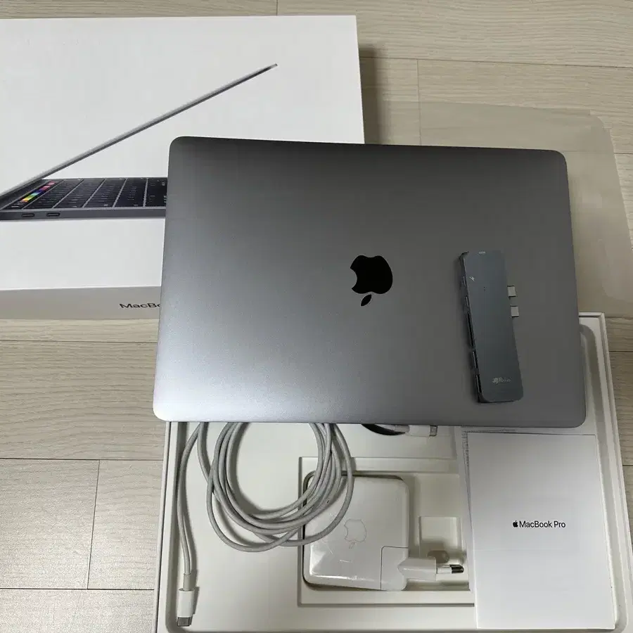 2018 맥북 프로 13인치 터치바, i5, 램8기가 256gb, USB