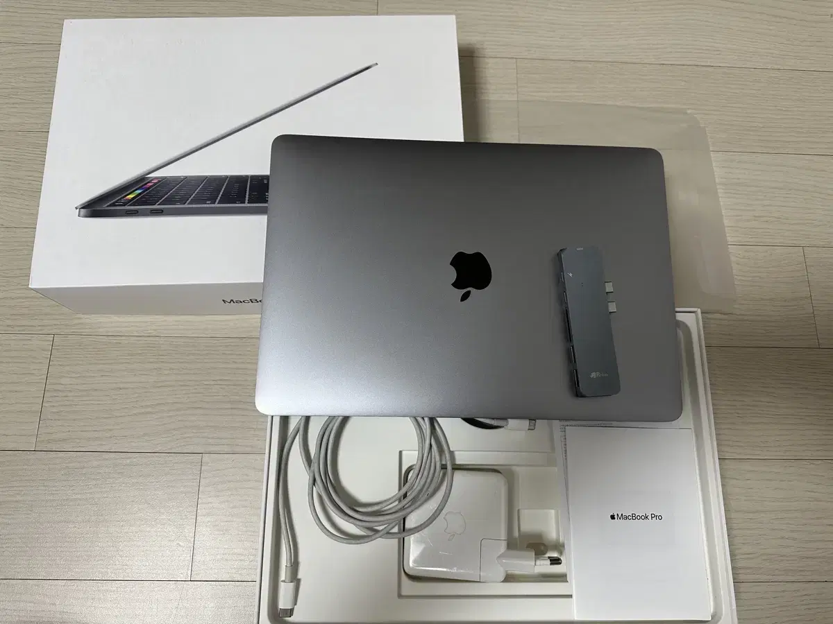 2018 맥북 프로 13인치 터치바, i5, 램8기가 256gb, USB