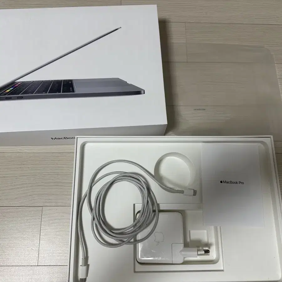 2018 맥북 프로 13인치 터치바, i5, 램8기가 256gb, USB