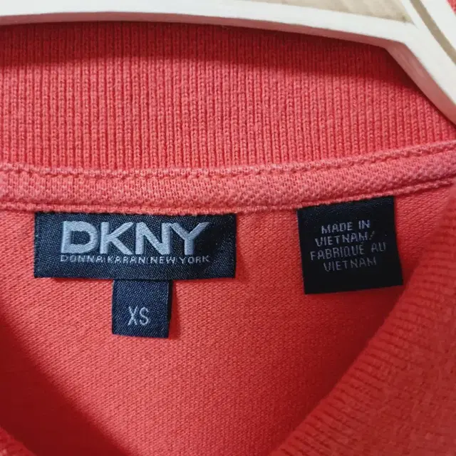 DKNY 도나카렌 폴로 반팔 티셔츠