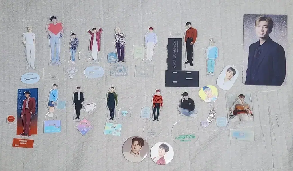 Seventeen wonwoo jeon wonwoo Sells merchandise (acrylic, keyrings, badges)